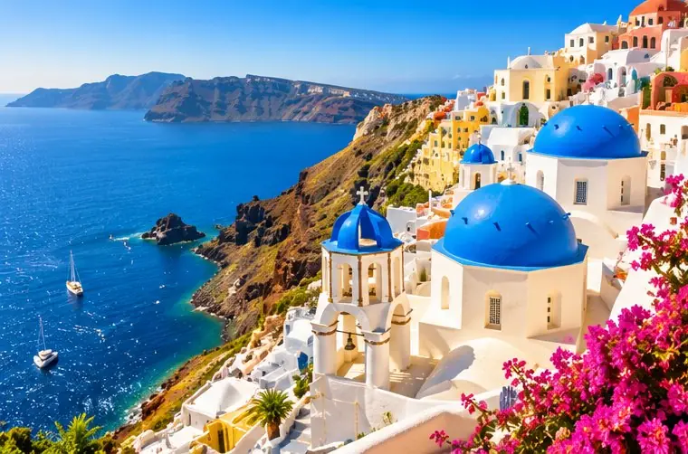 Iglesias de cúpula azul en Santorini, Grecia